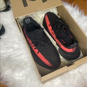 YEEZE. Size 7 in man "8.5" in woman. Wore only twice. Great condition.